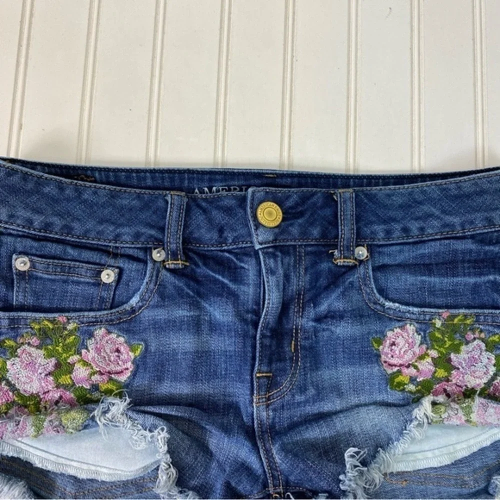 American Eagle Shorts Women's‎ 2 Jean Denim Embroidered Flowers - Picture 3 of 15